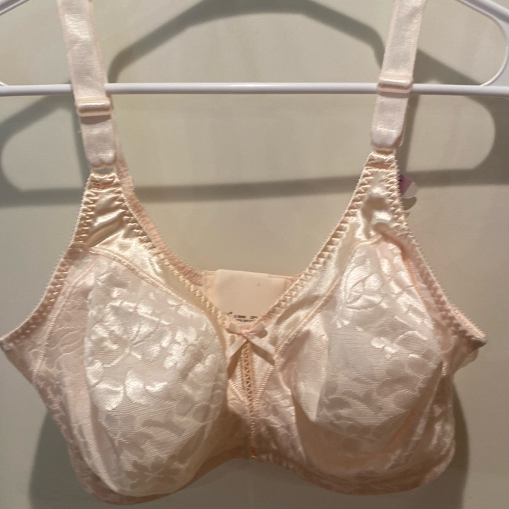 Bali ladies Bra.  RN15763.  Light Pink.  38D.‎  NWT